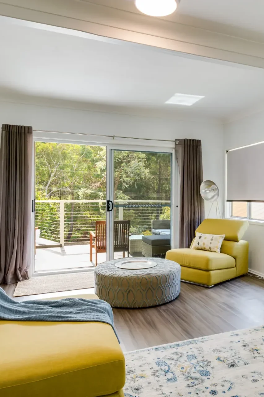 lviing room with secluded natural settings