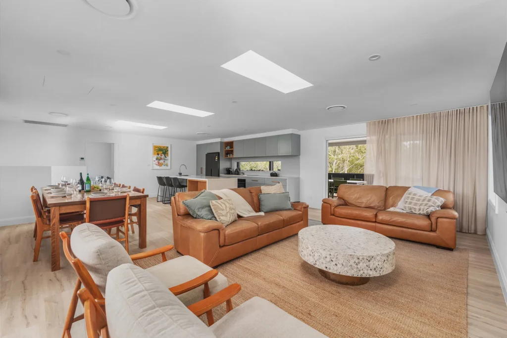 Luna Beach - Living room - Private accommodation in Vincentia