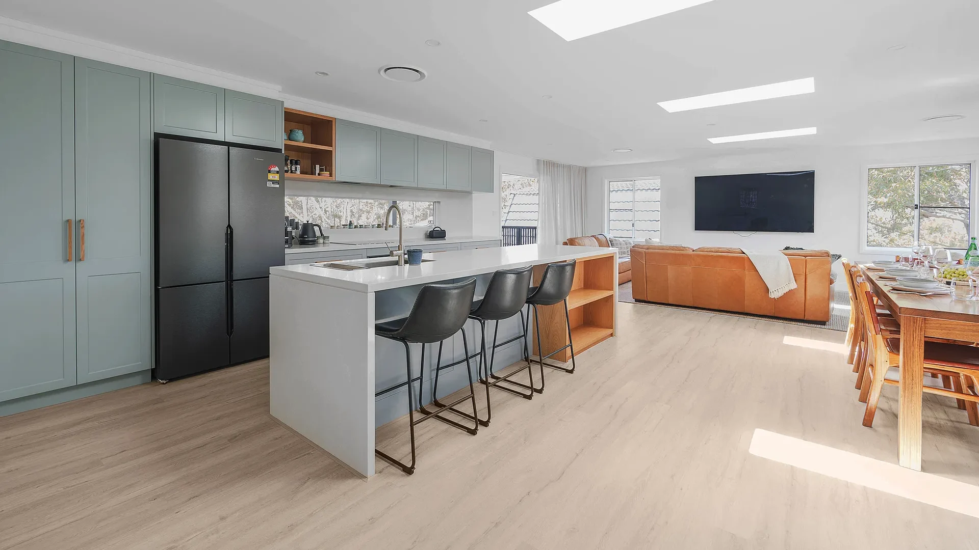 Luna Beach - Dining room - Private accommodation in Vincentia