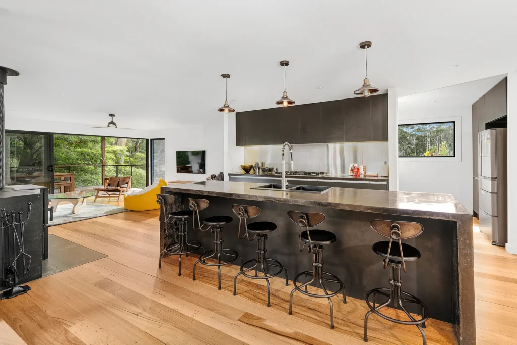 The Twig - Dining room - Private accommodation in Vincentia