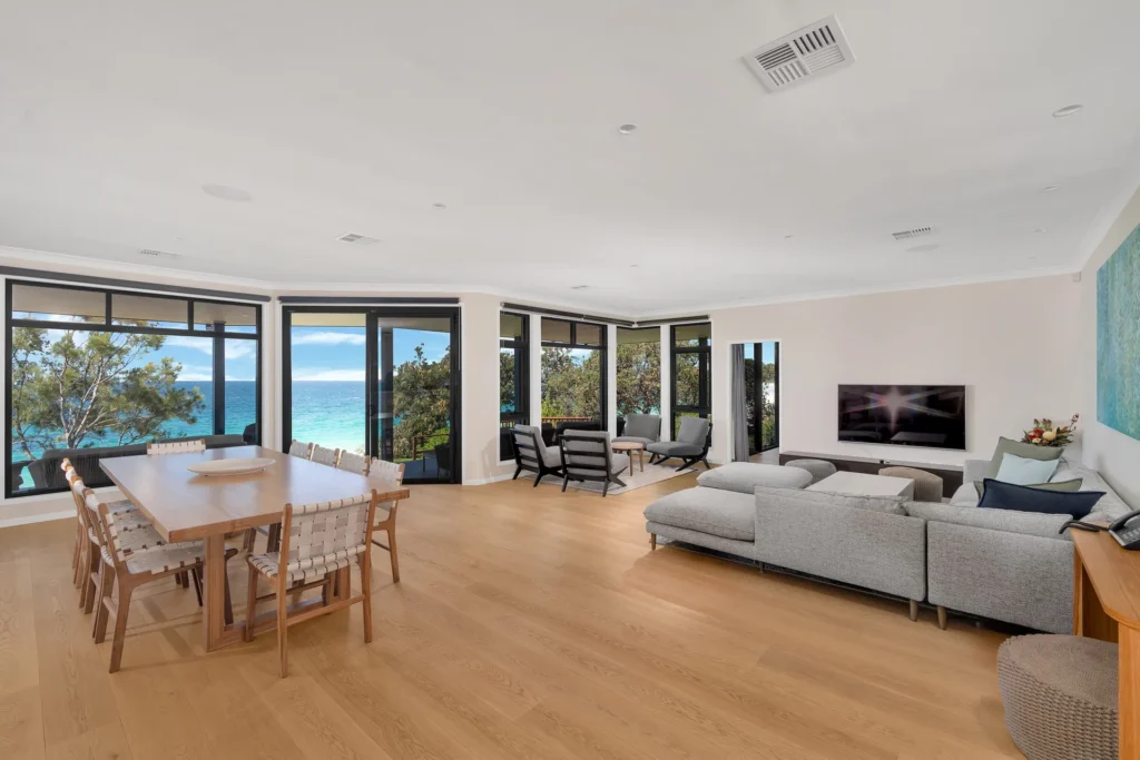 living room for large and luxurious stay
