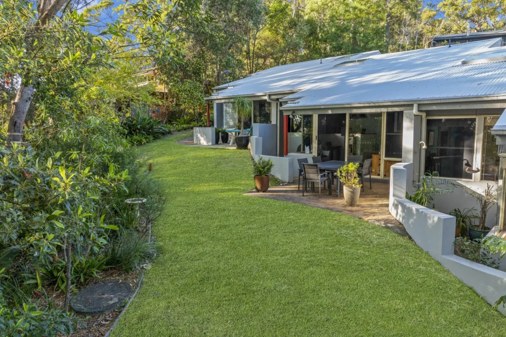 accommodation in hyams beach with backyard
