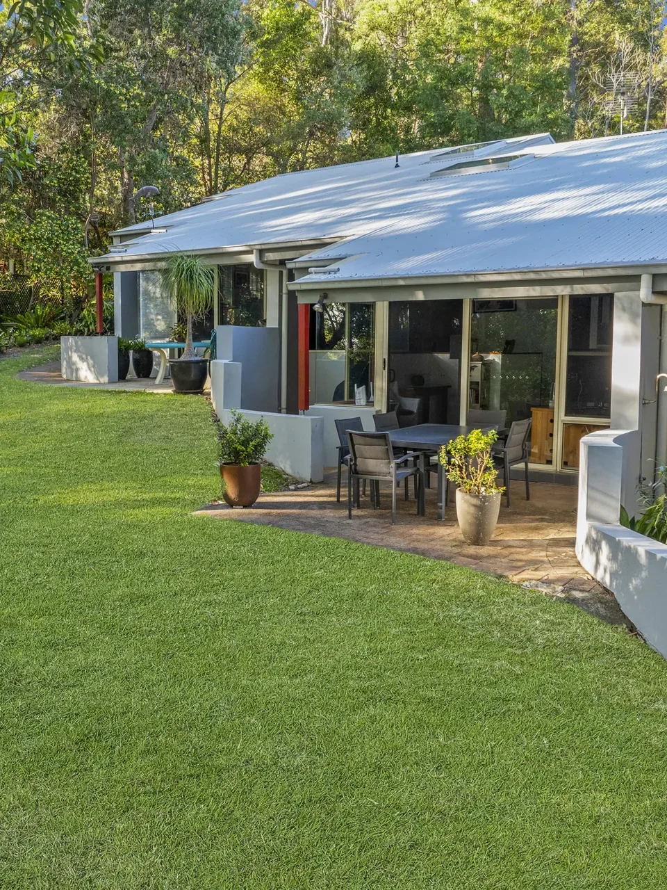 accommodation in hyams beach with backyard