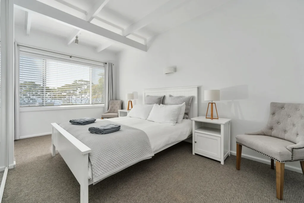 queen size bedroom