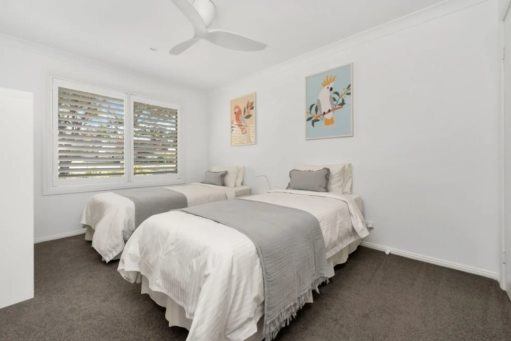 Twin beds and artwork in Breakers on Orion Beach, Vincentia