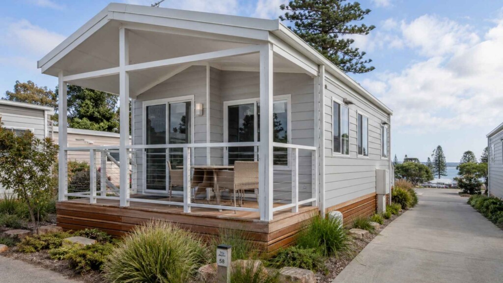 Coastal holiday cabin with a spacious front veranda in Huskisson, Jervis Bay