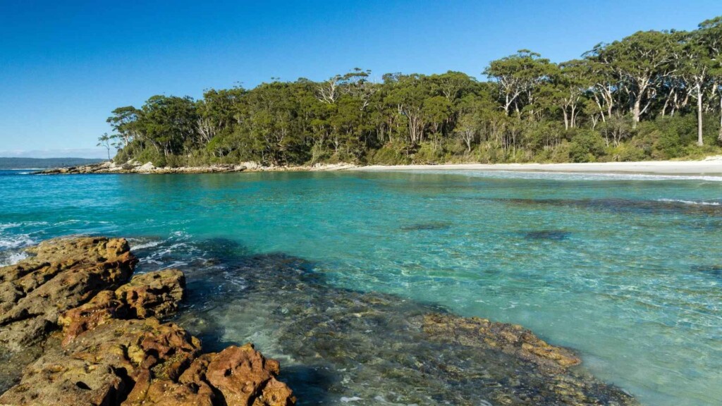 Turquoise water and rocky shoreline in Jervis Bay during a weekend getaway to Vincentia