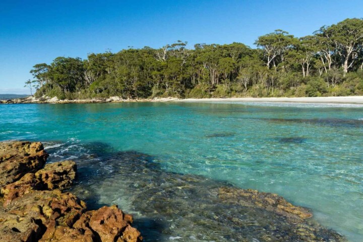 Turquoise water and rocky shoreline in Jervis Bay during a weekend getaway to Vincentia