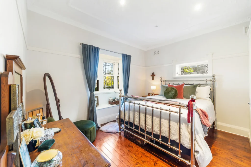 old-fashioned bedroom at Berry bliss