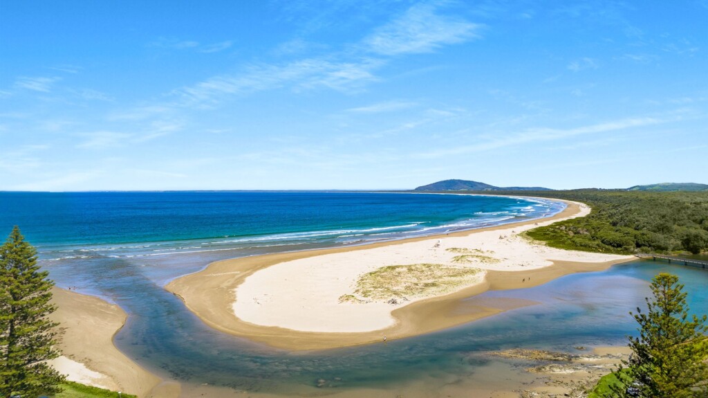 sandy shoreline of Seven Mile Beach